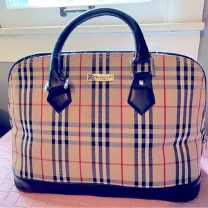Burberry London should purse! Signature plaid patter!